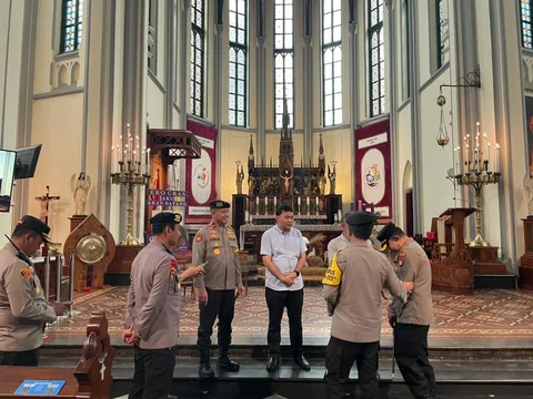 Petugas Polri melakukan pengecekan kesiapan pengamanan di Gereja Katedral dalam rangka Operasi Lilin 2025 menjelang perayaan Natal dan Tahun Baru, Sabtu (20/12/2025).