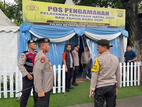 Petugas Polri melakukan pengecekan kesiapan pengamanan di Gereja Katedral dalam rangka Operasi Lilin 2025 menjelang perayaan Natal dan Tahun Baru, Sabtu (20/12/2025).