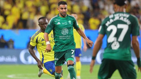 Striker Mesir bernomor punggung 10, Mohamed Salah, mengambil ancang-ancang selama pertandingan Grup C Piala Afrika CAF 2025 (CAN) antara Botswana dan Mesir di Stadion Francistown di Francisto