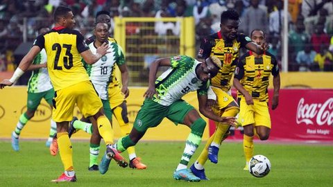 Striker Mesir bernomor punggung 10, Mohamed Salah, mengambil ancang-ancang selama pertandingan Grup C Piala Afrika CAF 2025 (CAN) antara Botswana dan Mesir di Stadion Francistown di Francisto