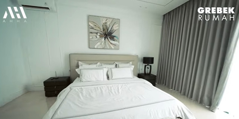 Potret Kamar Tidur Aura Kasih yang Simpel dengan Nuansa Serba Putih/ Youtube Atta Halilintar