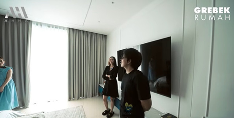 Potret Kamar Tidur Aura Kasih yang Simpel dengan Nuansa Serba Putih/ Youtube Atta Halilintar