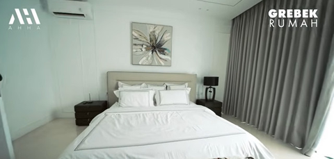 Potret Kamar Tidur Aura Kasih yang Simpel dengan Nuansa Serba Putih/ Youtube Atta Halilintar