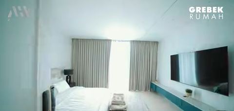Potret Kamar Tidur Aura Kasih yang Simpel dengan Nuansa Serba Putih/ Youtube Atta Halilintar
