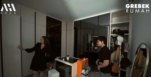 Potret Kamar Tidur Aura Kasih yang Simpel dengan Nuansa Serba Putih/ Youtube Atta Halilintar
