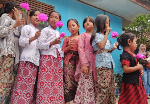 Momen Haru Warnai Sungkem di Peringatan Hari Ibu Lio Genteng Bandung