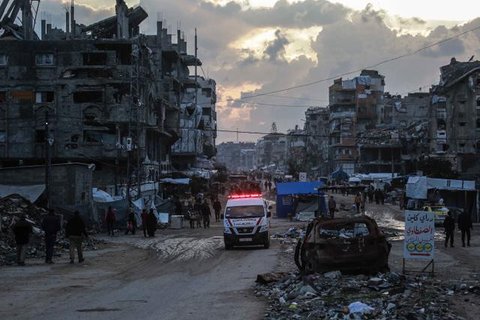Serangan ini menjadi bagian dari gelombang kekerasan terbaru yang dilakukan oleh kelompok pemukim muda di kawasan tersebut. Tampak dalam foto, warga Palestina dan jurnalis memeriksa kerusakan