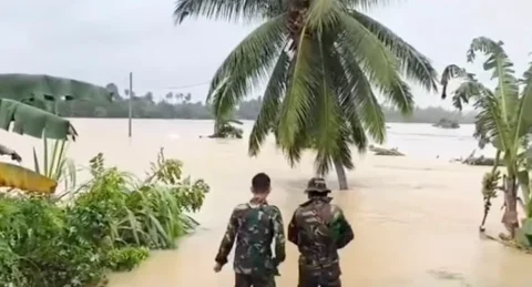 Aksi Heroik TNI Tanpa Pikir Panjang Terjang Arus Sungai Demi Selamatkan Warga