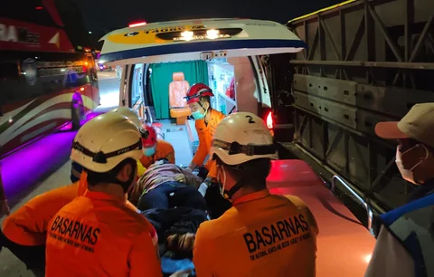 Petugas Basarnas mengevakuasi penumpang terluka usai kecelakaan bus PO Cahaya Trans di ruas simpang susun exit tol Krapyak Kota Semarang, Senin (22/12/2025).