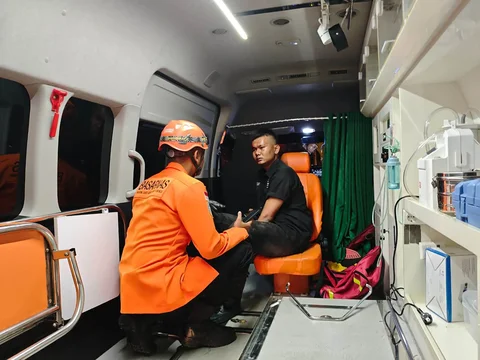 Petugas Basarnas mengevakuasi penumpang terluka usai kecelakaan bus PO Cahaya Trans di ruas simpang susun exit tol Krapyak Kota Semarang, Senin (22/12/2025).