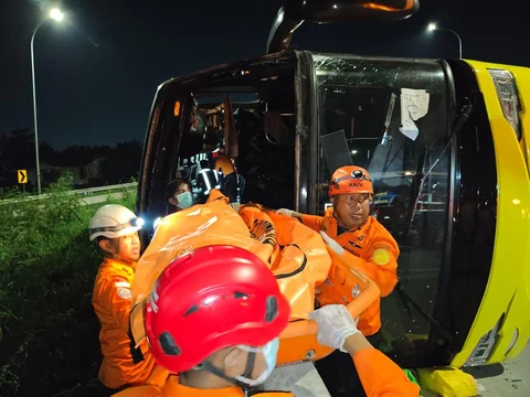 Petugas Basarnas mengevakuasi penumpang meninggal usai kecelakaan bus PO Cahaya Trans di ruas simpang susun exit tol Krapyak Kota Semarang, Senin (22/12/2025).
