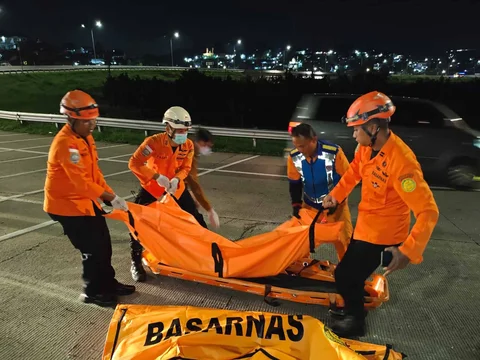 Petugas Basarnas mengevakuasi penumpang meninggal usai kecelakaan bus PO Cahaya Trans di ruas simpang susun exit tol Krapyak Kota Semarang, Senin (22/12/2025).