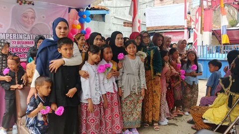 Momen Haru Warnai Sungkem di Peringatan Hari Ibu Lio Genteng Bandung
