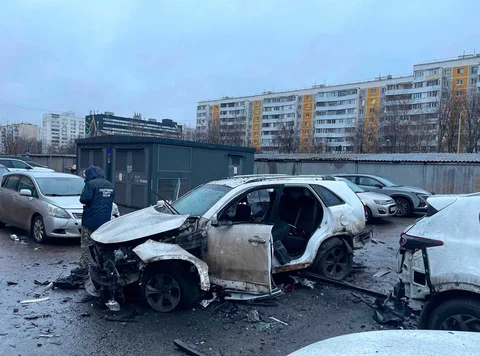 Penyidik memeriksa lokasi ledakan mobil di Moskow yang menewaskan Letnan Jenderal Fanil Sarvarov, Kepala Direktorat Pelatihan Operasional Staf Umum Angkatan Bersenjata Rusia, Senin (22/12/2025).
