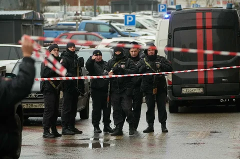 Polisi mengamankan area di dekat lokasi kejadian di mana Letnan Jenderal Fanil Sarvarov, kepala Direktorat Pelatihan Operasional Staf Umum Angkatan Bersenjata Rusia, tewas akibat alat peledak yang ditempatkan di bawah mobilnya di Moskow Senin (22/12/2025).