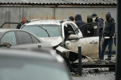 Penyidik memeriksa lokasi ledakan mobil di Moskow yang menewaskan Letnan Jenderal Fanil Sarvarov, Kepala Direktorat Pelatihan Operasional Staf Umum Angkatan Bersenjata Rusia, Senin (22/12/2025).