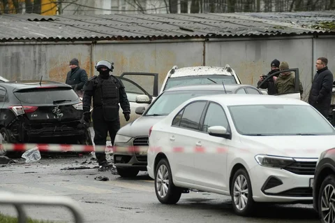 Penyidik memeriksa lokasi ledakan mobil di Moskow yang menewaskan Letnan Jenderal Fanil Sarvarov, Kepala Direktorat Pelatihan Operasional Staf Umum Angkatan Bersenjata Rusia, Senin (22/12/2025).