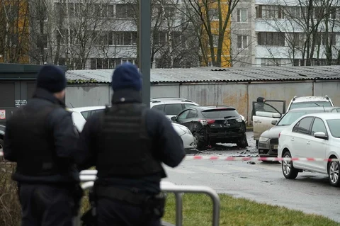 Penyidik memeriksa lokasi ledakan mobil di Moskow yang menewaskan Letnan Jenderal Fanil Sarvarov, Kepala Direktorat Pelatihan Operasional Staf Umum Angkatan Bersenjata Rusia, Senin (22/12/2025).