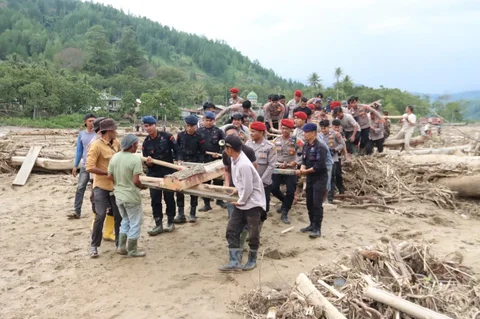 Aparat Kepolisian dan Warga Gotong Royong Bangun Jembatan Darurat Pasca Banjir Bandang di Penomon Jaya