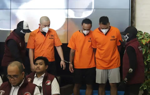 17 tersangka anggota jaringan pengedar narkoba digelandang aparat kepolisian saat konferensi pers di Bareskrim Mabes Polri, Jakarta, Senin (22/12/2025). Mereka diduga hendak mengedarkan narkoba pada gelaran konser Djakarta Warehouse Project (DWP) yang berlangsung di Bali.