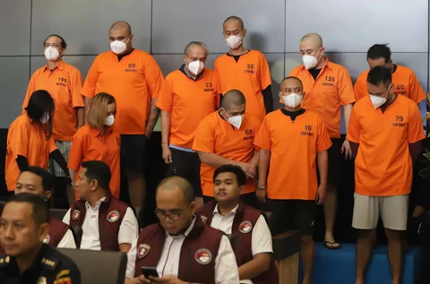17 tersangka anggota jaringan pengedar narkoba digelandang aparat kepolisian saat konferensi pers di Bareskrim Mabes Polri, Jakarta, Senin (22/12/2025). Mereka diduga hendak mengedarkan narkoba pada gelaran konser Djakarta Warehouse Project (DWP) yang berlangsung di Bali.