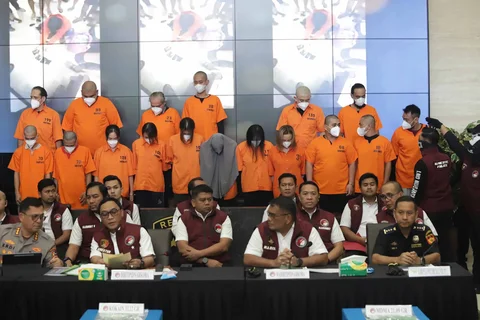17 tersangka anggota jaringan pengedar narkoba digelandang aparat kepolisian saat konferensi pers di Bareskrim Mabes Polri, Jakarta, Senin (22/12/2025). Mereka diduga hendak mengedarkan narkoba pada gelaran konser Djakarta Warehouse Project (DWP) yang berlangsung di Bali.