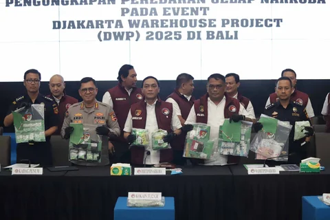 Barang bukti jaringan pengedar narkoba saat konferensi pers di Bareskrim Mabes Polri, Jakarta, Senin (22/12/2025). Mereka diduga hendak mengedarkan narkoba pada gelaran konser Djakarta Warehouse Project (DWP) yang berlangsung di Bali.