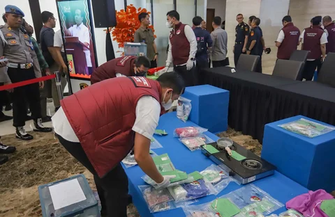 Barang bukti jaringan pengedar narkoba saat konferensi pers di Bareskrim Mabes Polri, Jakarta, Senin (22/12/2025). Mereka diduga hendak mengedarkan narkoba pada gelaran konser Djakarta Warehouse Project (DWP) yang berlangsung di Bali.
