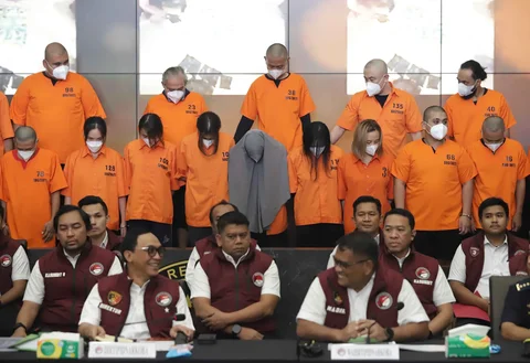17 tersangka anggota jaringan pengedar narkoba digelandang aparat kepolisian saat konferensi pers di Bareskrim Mabes Polri, Jakarta, Senin (22/12/2025). Mereka diduga hendak mengedarkan narkoba pada gelaran konser Djakarta Warehouse Project (DWP) yang berlangsung di Bali.
