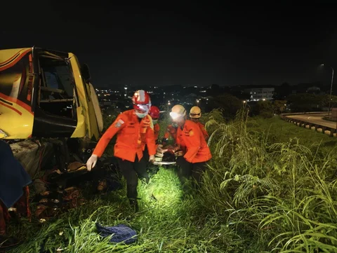 15 Orang Penumpang Meninggal Dunia Dalam Kecelakaan Bus di Exit Tol Krapyak