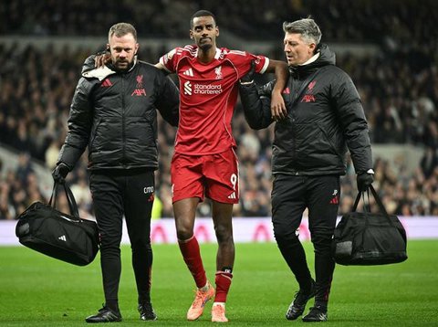 Penyerang Liverpool asal Swedia #09, Alexander Isak (kiri), digantikan dalam pertandingan Premier League Inggris antara Liverpool dan Nottingham Forest di Anfield, Liverpool, Inggris barat la