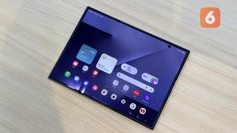 Tak hanya itu, ukuran layar yang lebih lebar memungkinkan pengguna membuka tampilan tiga aplikasi secara bersamaan. (Liputan6.com/ Yuslianson)