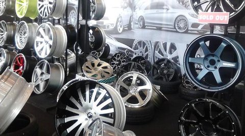 Kurun enam bulan terkhir, penjualan berbagai velg mobil variasi di Palu, Sulawesi Tengah, terus mengalami peningkatan tajam.
