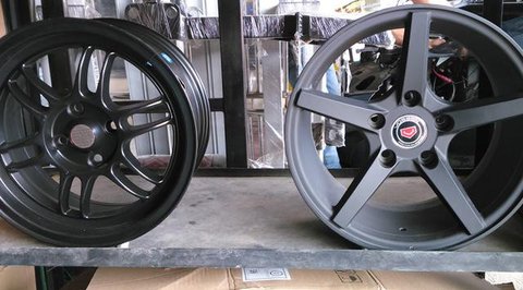 Kurun enam bulan terkhir, penjualan berbagai velg mobil variasi di Palu, Sulawesi Tengah, terus mengalami peningkatan tajam.