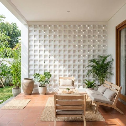 Desain Teras Minimalis Dengan Dinding Roster Agar Sirkulasi Udara Adem, (Foto: AI)