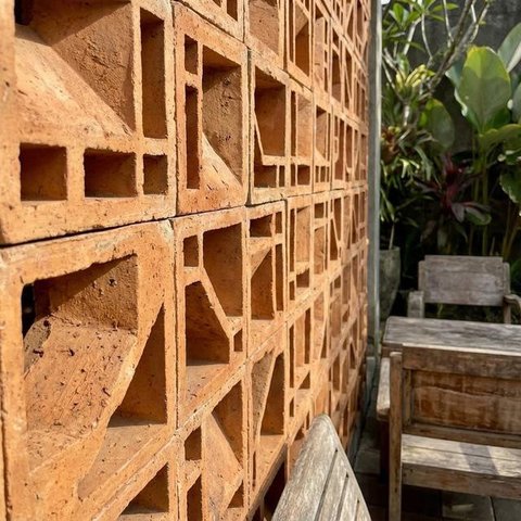 Desain Teras Minimalis Dengan Dinding Roster Agar Sirkulasi Udara Adem, (Foto: AI)