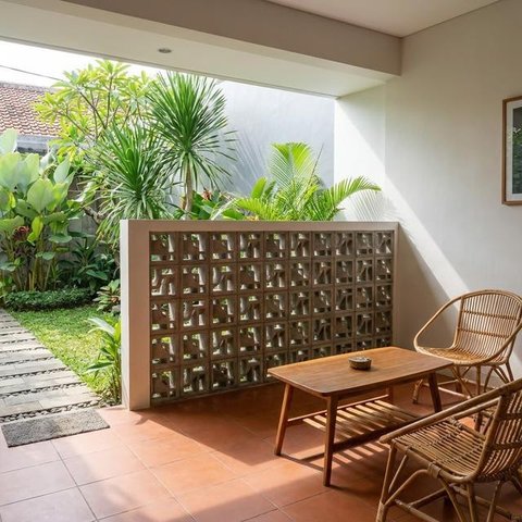 Desain Teras Minimalis Dengan Dinding Roster Agar Sirkulasi Udara Adem, (Foto: AI)