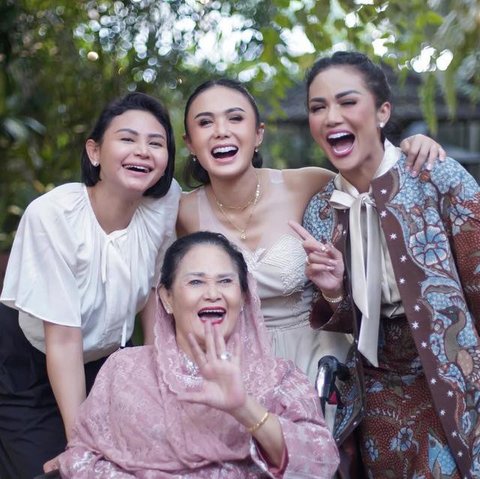 Potret Artis Unggah Momen Peringati Hari Ibu 2025 / Instagram @lestikejora