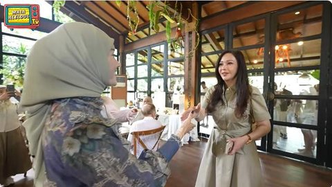 Potret keluarga besar Al Ghazali-Alyssa Daguise di momen gender reveal. [Foto: IG/@maiaestiantyreal]