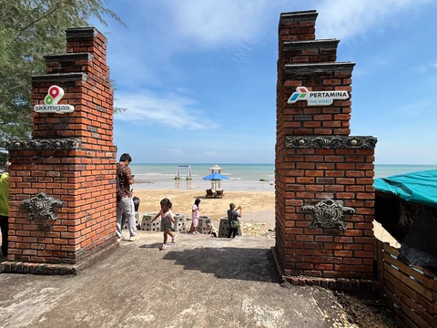 Kolaborasi Warga dan Pertamina Ubah Pantai Pasir Putih Tlangoh Jadi Daya Tarik Baru