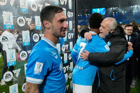 Presiden Napoli Auelio De Laurentis memeluk David Neres usai pertandingan final Piala Super Italia antara Napoli dan Bologna di Riyadh, Arab Saudi, Selasa (23/12/2025).