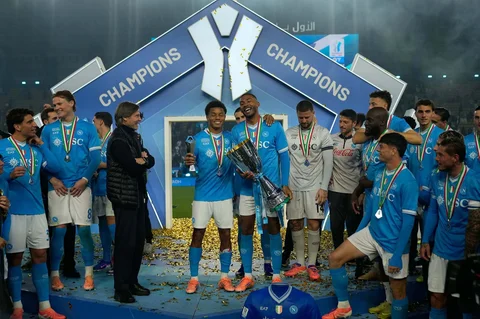 David Neres rekan setimnya Juan Jesus memegang trofi di akhir pertandingan final Piala Super Italia antara Napoli dan Bologna di Riyadh, Arab Saudi, Selasa (23/12/2025).