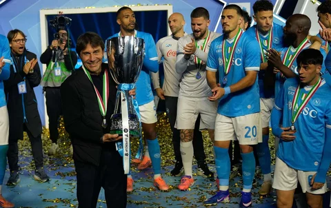 Pelatih Napoli Antonio Conte memegang trofi usai  pertandingan final Piala Super Italia antara Napoli dan Bologna di Riyadh, Arab Saudi, Selasa (23/12/2025).