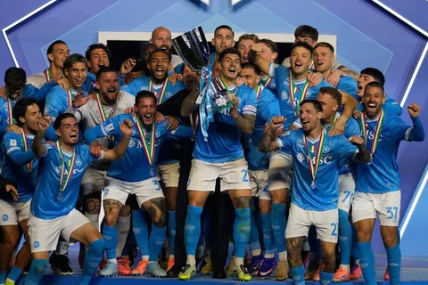 Para pemain Napoli merayakan kemenangan usai  pertandingan final Piala Super Italia antara Napoli dan Bologna di Riyadh, Arab Saudi, Selasa (23/12/2025).