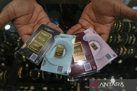 Simak daftar lengkap harga emas UBS dan Galeri24 di Pegadaian yang kompak mengalami kenaikan pada Minggu, 21 Desember 2025, menarik perhatian para investor emas.