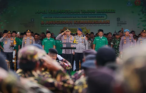Kapolri Jenderal Polisi Listyo Sigit Prabowo saat memimpin Apel Kebangsaan Banser di Halaman Masjid Syarif Abdurachman, Cirebon, Jawa Barat, Selasa (23/12/2025).