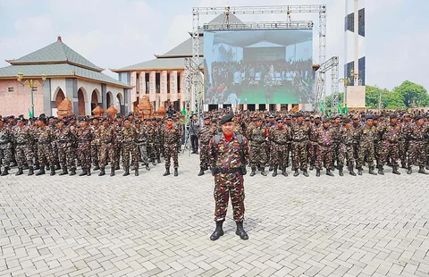 Apel Kebangsaan Banser di Halaman Masjid Syarif Abdurachman, Cirebon, Jawa Barat, Selasa (23/12/2025).