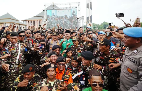 Kapolri Jenderal Polisi Listyo Sigit Prabowo saat memimpin Apel Kebangsaan Banser di Halaman Masjid Syarif Abdurachman, Cirebon, Jawa Barat, Selasa (23/12/2025).
