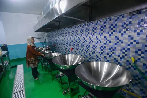 Petugas menyiapkan peralatan dapur Satuan Pelayanan Pemenuhan Gizi, (SPPG) saat Grand Lunching Nasional SPPG Terintegrasi di Lapangan Dapur SPPG-MBG kawasan Tanah Sareal Kota Bogor, Jawa Barat, Selasa (23/12/2025).