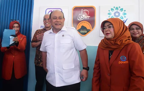 Kepala Badan Gizi Nasional (BGN) Dadan Hindayana bersama Ketua Umum Pemberdayaan Perempuan UMKM Indonesia (PPUMI) Munifah Syarwani saat Grand Launching Nasional SPPG Terintegrasi di kawasan Tanah Sareal, Kota Bogor, Jawa Barat, Selasa (23/12/2025).